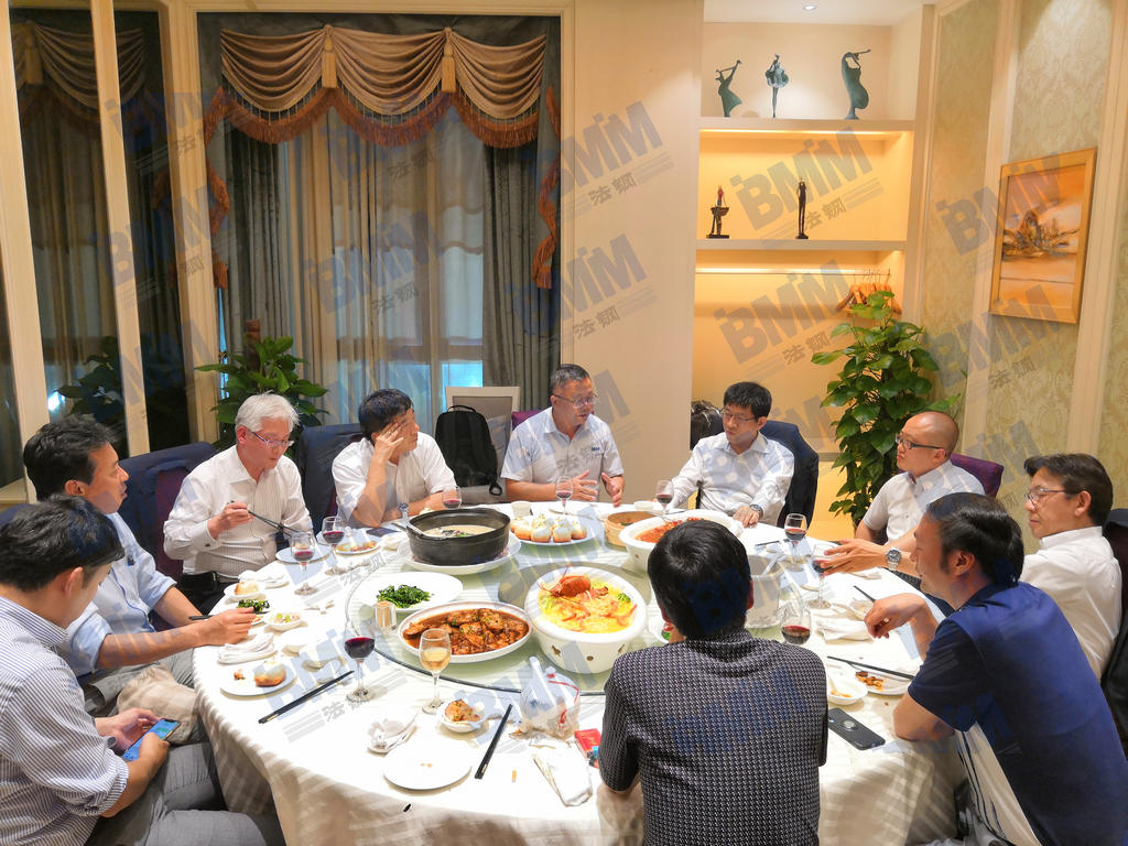 訪問結(jié)束后，法鋼集團(tuán)負(fù)責(zé)人邀請JFE鋼鐵高層共進(jìn)晚餐